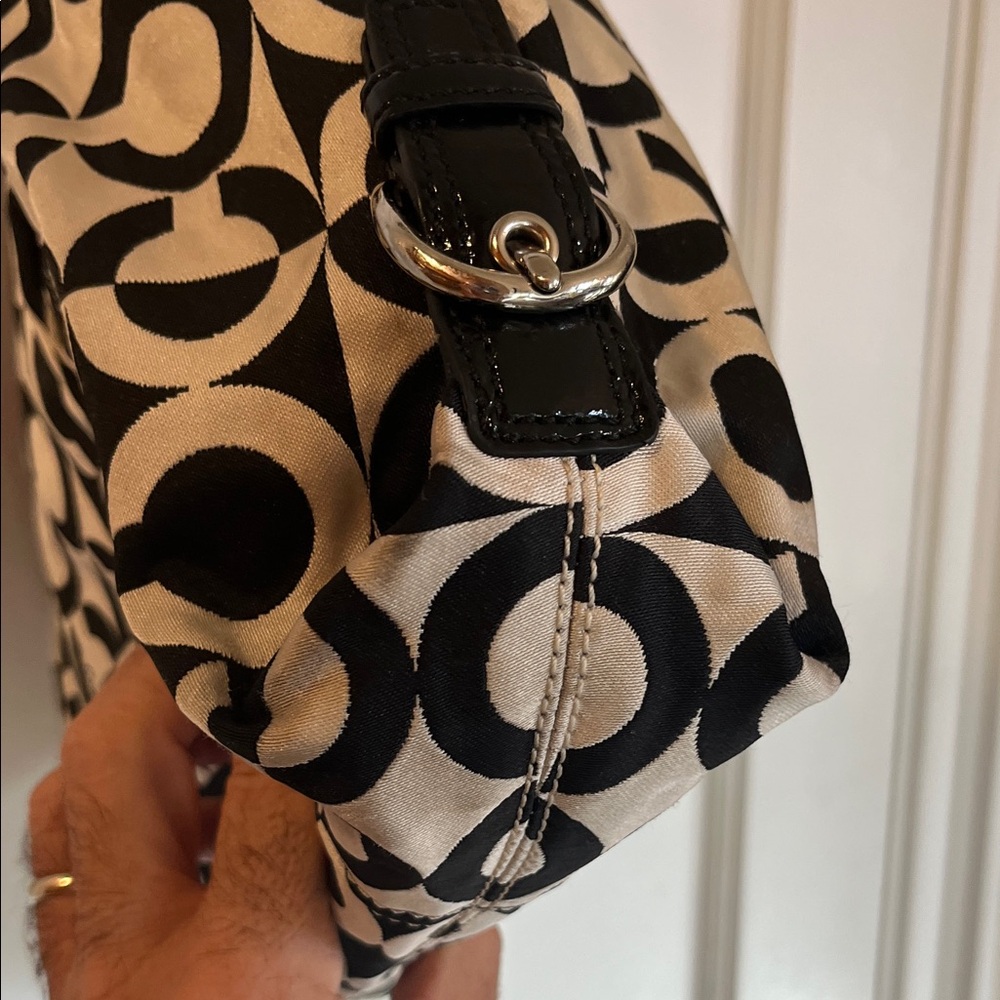 Coach Madison Black and Cream Signature Shoulder Bag - Picture 9 of 16